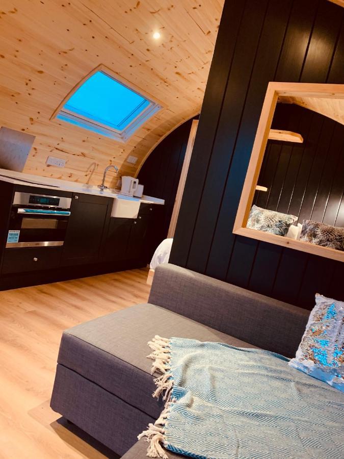 Thistle Pod Farm Stay With Hottub Sleeps 2 Galston  ภายนอก รูปภาพ