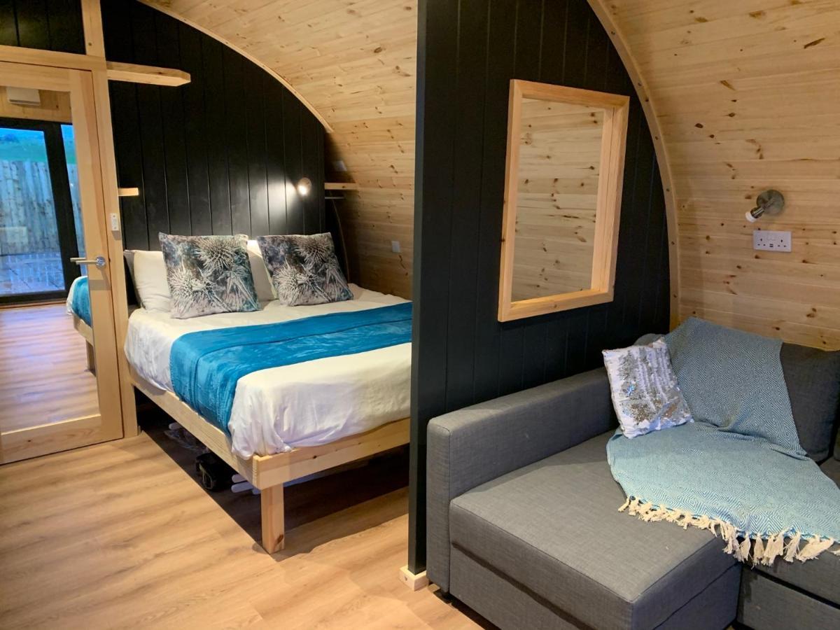 Thistle Pod Farm Stay With Hottub Sleeps 2 Galston  ภายนอก รูปภาพ