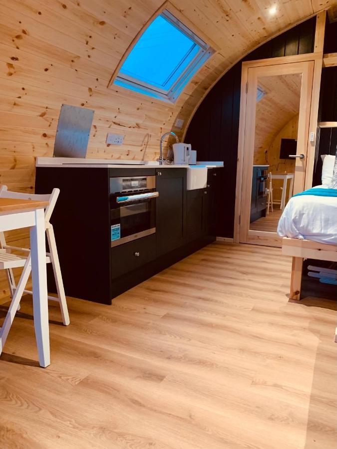 Thistle Pod Farm Stay With Hottub Sleeps 2 Galston  ภายนอก รูปภาพ