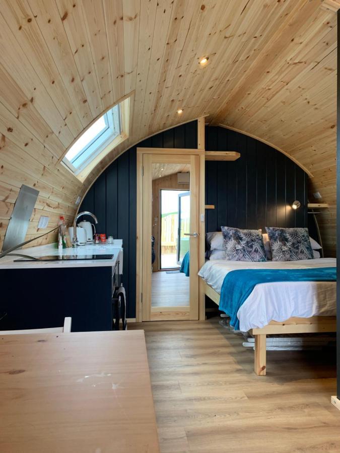 Thistle Pod Farm Stay With Hottub Sleeps 2 Galston  ภายนอก รูปภาพ