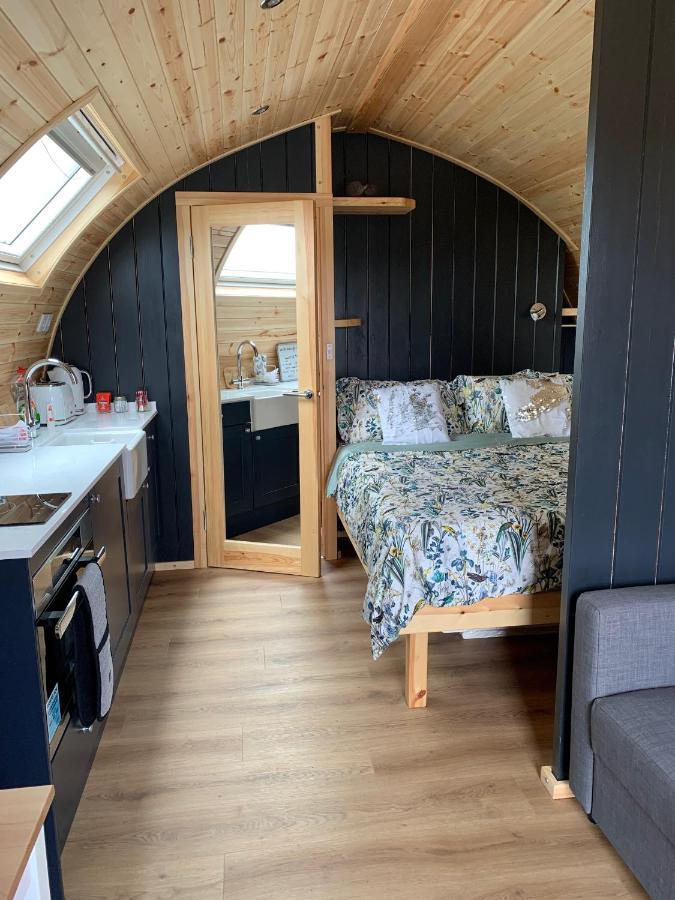 Thistle Pod Farm Stay With Hottub Sleeps 2 Galston  ภายนอก รูปภาพ