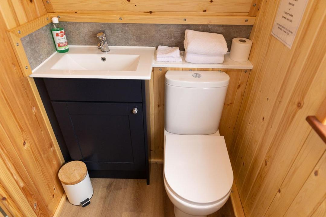 Thistle Pod Farm Stay With Hottub Sleeps 2 Galston  ภายนอก รูปภาพ